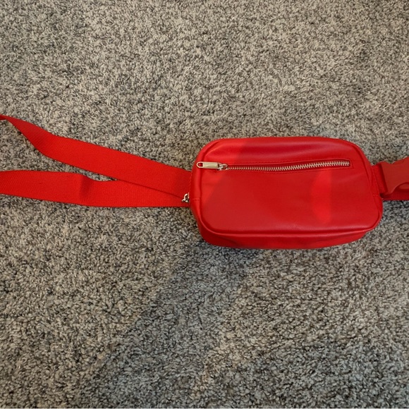Wild Fable red crossbody bag that transitions into waist bag. NWOT. - Picture 4 of 7